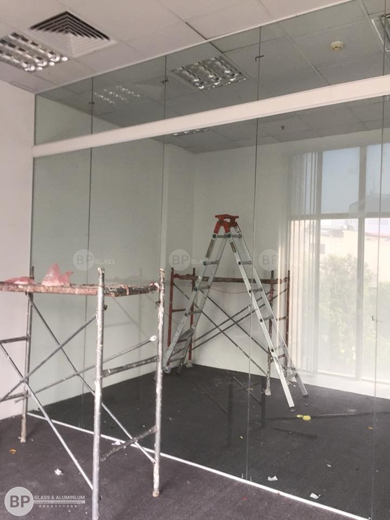 Thi công vách ngăn kính văn phòng tại Trung Yên Plazza